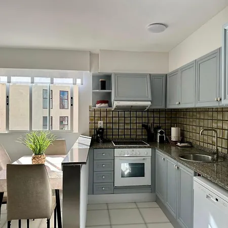 Modern On The With Pool Apartment *