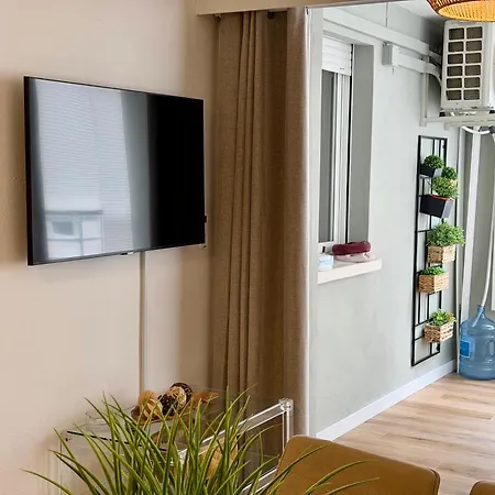 דירה Modern On The With Pool